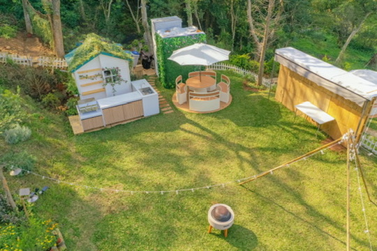 揪好森露營區場景：森林系畢業照拍攝地，包含大草地、森林系小屋與露營風格造景