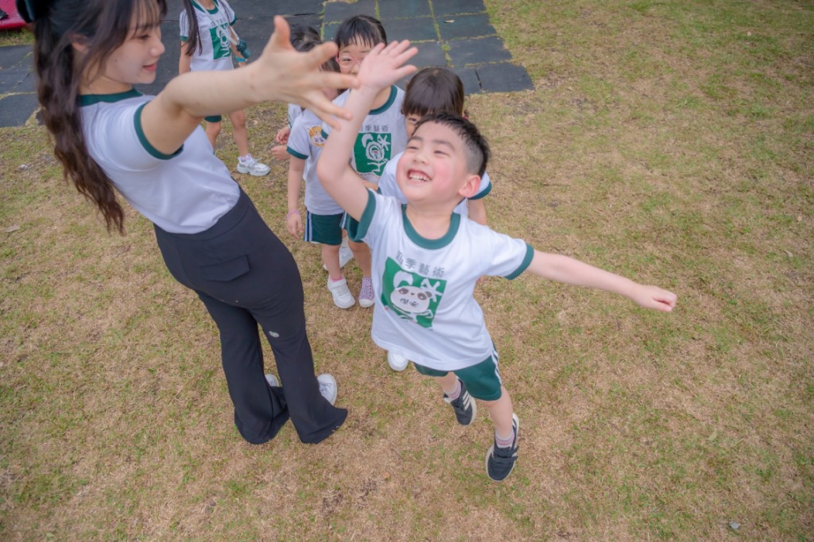 露營畢業照 草地帳篷 自然互動